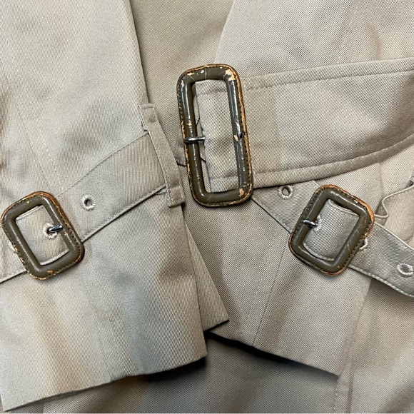 Burberry trench coat. - Picture 10 of 16